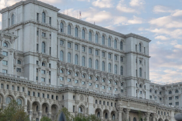 angajatii senatului cer demontarea antenelor de pe parlament care genereaza radiatii dupa ce guvernul le a taiat sporul de antena 6870fbf8a6b1b