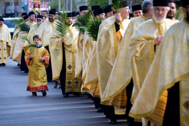 cat de des merg romanii la biserica 85 dintre cetateni se considera persoane religioase 6878b2295af7e