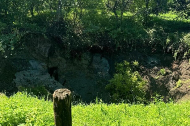 crater de 30 metri in maramures din cauza alunecarii de teren in zona unei foste mine de sare mai multe persoane evacuate din zona 687e76466660e