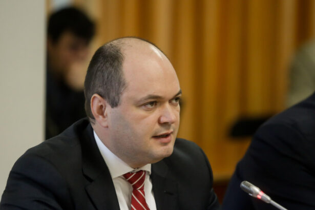 exclusiv ce spune consilierul premierului ilie bolojan despre pachetul de masuri pentru companiile de stat si administratia publica 687f77dc96185