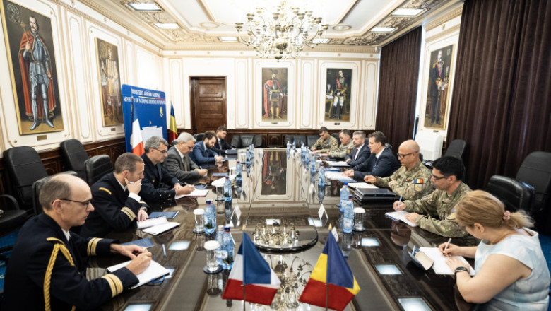 foto ministrul apararii s a intalnit cu directorul directiei de armamente din franta cei doi au discutat despre cooperarea militara in nato 687fb635f3a4c
