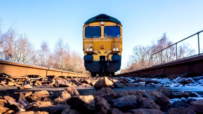 in loc sa ajunga la mare au ramas in camp un tren cfr a pierdut vagoane cu pasageri 688b3bd5336c6