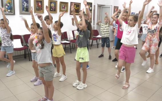 in pasi de dans la biblioteca judeteana 686e409c0dd8e