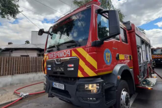 incendiu la mai multe locuinte din sectorul 1 al capitalei pompierii avertizeaza ca focul s ar putea extinde la cladirile invecinate 686fc88b748a5