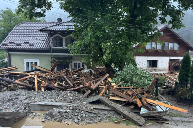 prefectul judetului suceava cere ong urilor sa nu mai colecteze alimente si apa pentru sinistrati avem nevoie de bani 688b8ddea7b13