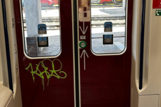 primul tren electric nou din romania vandalizat ministerul transporturilor confortul depinde si de gradul de civilizatie 686ffda30cfb8