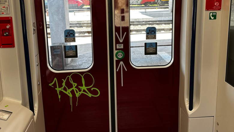 primul tren electric nou din romania vandalizat ministerul transporturilor confortul depinde si de gradul de civilizatie 686ffda30cfb8