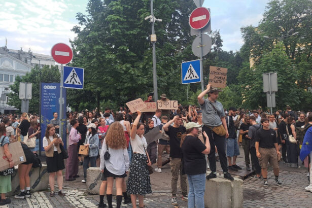proteste la kiev furia creste in ucraina dupa ce zelenski a promulgat legea ce vizeaza reducerea puterii organismelor anticoruptie 68805f5795e82