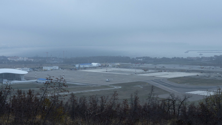 rusia redeschide un aeroport strategic de la marea neagra care a fost inchis dupa declansarea ofensivei in ucraina 686ee0ec4347b