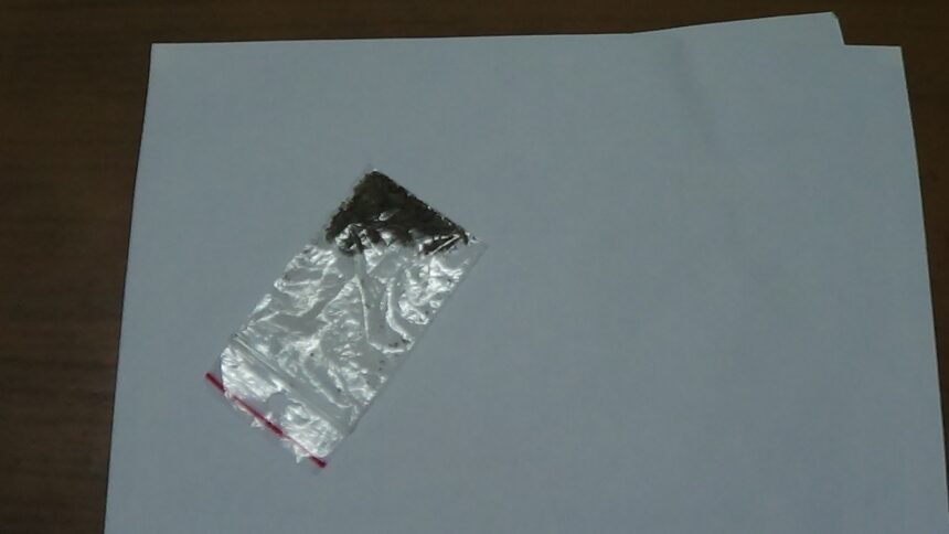 tanar retinut pentru posesie de droguri 686fac12abdea 1