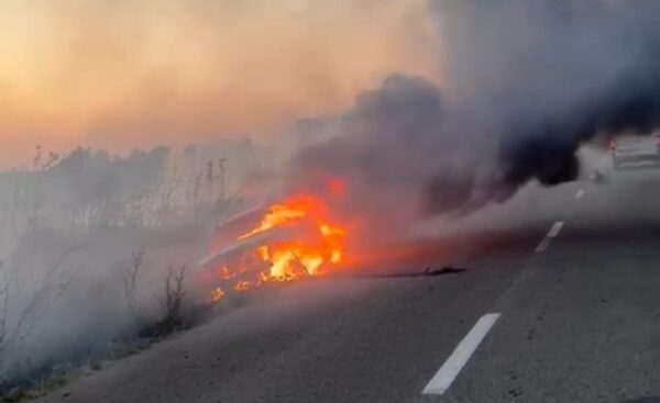un tanar de 25 de ani a intrat cu masina in sant dupa care autoturismul a fost cuprins de flacari soferul era baut videofoto 6874c25906ad9