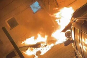 vehicule in flacari in curtea unei firme din slatina pericol de popagare a focului la o statie de carburat 686e5e2c72739