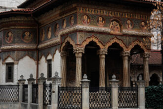 video o ucraineanca a fost retinuta dupa ce a fost filmata in timp ce fura dintr o biserica din bucuresti 686e8615a7d59