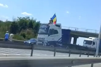 video protest pe a1 un sofer de tir a blocat autostrada si a fluturat steagul romaniei de pe cabina 687cf3cbc3909