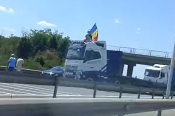 video protest pe a1 un sofer de tir a blocat autostrada si a fluturat steagul romaniei de pe cabina 687cf3cbc3909