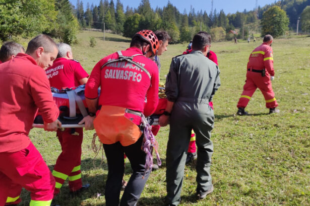 video un barbat a cazut peste 20 de metri intr o prapastie in judetul hunedoara victima transportata cu elicopterul la spital 688b35375dff3