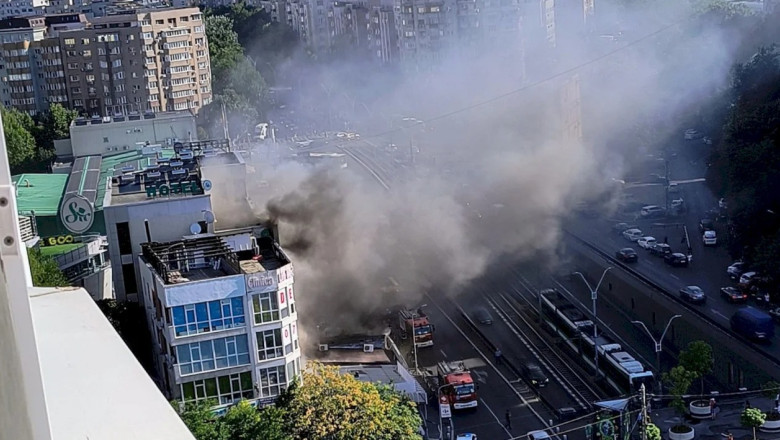 videofoto incendiu la un magazin de langa pasajul lujerului in capitala exista risc de extindere la terasa hotelului sir 6879f51a3db6a