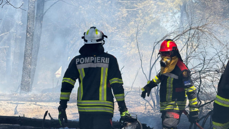 videofoto pompierii romani trimisi in franta actioneaza cu toate mijloacele tehnice pentru stingerea unui incendiu 686fdcb2a5a4b