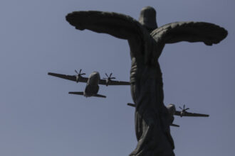 zboruri de antrenament deasupra bucurestiului duminica are loc o demonstratie aviatica prilejuita de ziua aviatiei romane 687a07c543bc4