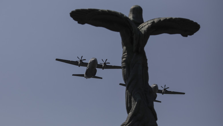zboruri de antrenament deasupra bucurestiului duminica are loc o demonstratie aviatica prilejuita de ziua aviatiei romane 687a07c543bc4