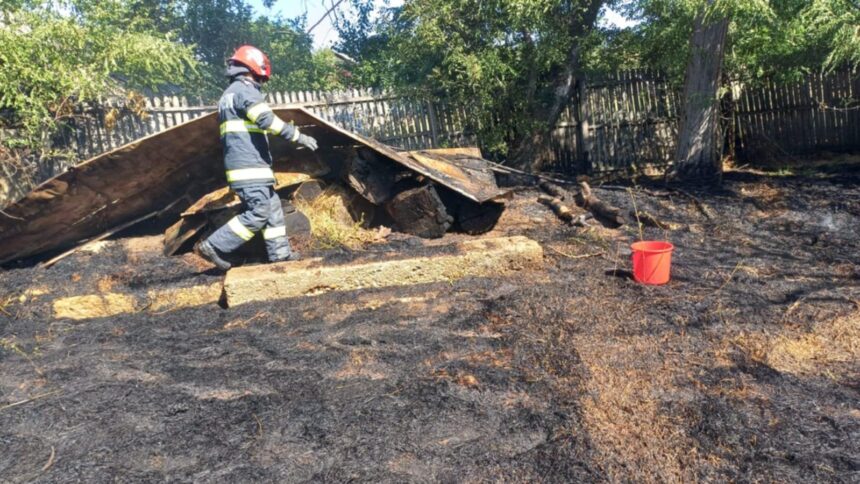 15 hectare de vegetatie si patru gospodarii afectate in incendiul din milcovul din vale 689af7aa1c323