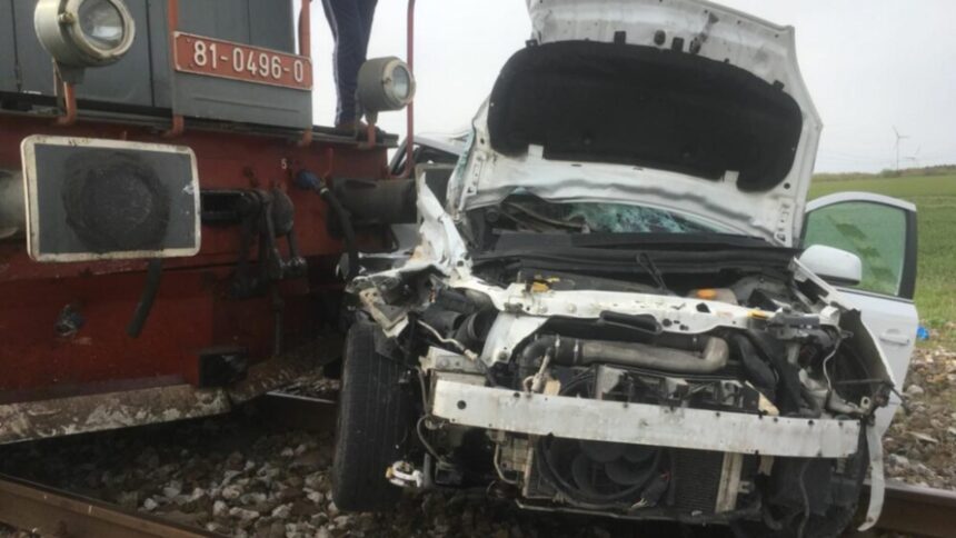 accident feroviar grav in judetul hunedoara trei barbati au fost raniti dupa ce o autoutilitara a fost lovita de tren 68b00dbced84d