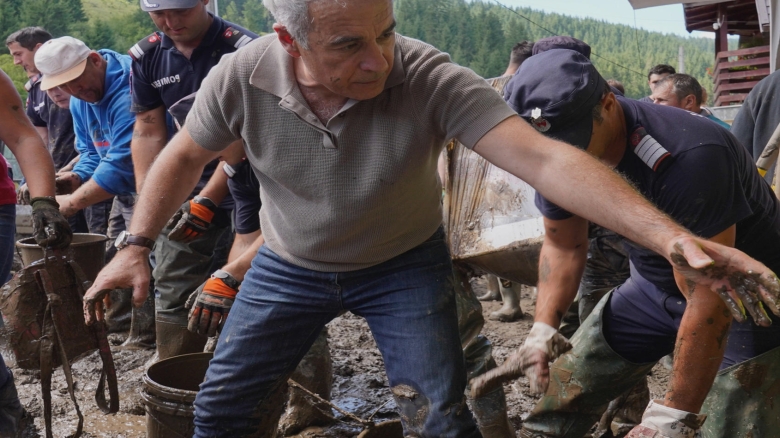 calin georgescu a dat la lopata la brosteni ilie bolojan a venit ca saplece video 68a88e68d1549