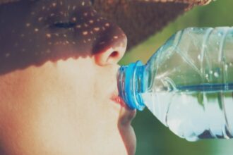 ce se intampla daca bei apa dintr un recipient din plastic lasat la soare la ce riscuri te expui 68ad4474190b5