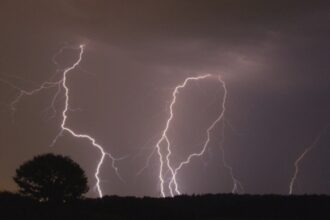 cod rosu de furtuni puternice descarcari electrice si grindina care sunt zonele vizate de avertizari anm 68a1efc60acc1