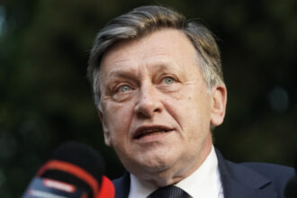 crin antonescu atac la nicusor dan dupa funeraliile lui iliescu sta ascuns in birou in aceeasi cladire cu defunctul 6895e8c565ef5