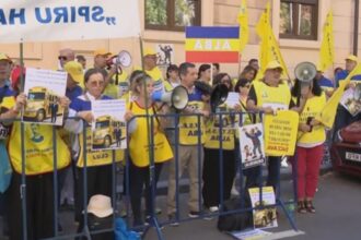 debutul anului scolar sub semnul intrebarii dascalii isi striga revolta de mai bine de trei saptamani si anunta un mare mitig pe 8 septembrie 68a6d0e57a081