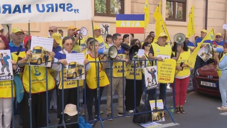 debutul anului scolar sub semnul intrebarii dascalii isi striga revolta de mai bine de trei saptamani si anunta un mare mitig pe 8 septembrie 68a6d0e57a081