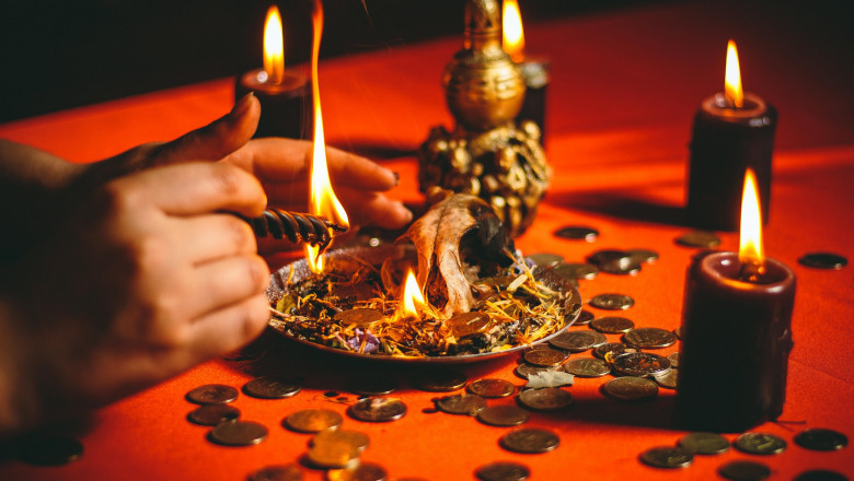 doua vrajitoare din bucuresti retinute dupa ce au inselat o femeie cu peste 30 000 de euro pentru ritualuri de impreunare 6895d617e247a