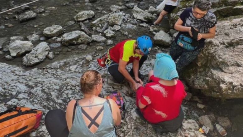 fetita de 11 ani accidentata pe cheile rametului interventia salvamont ingreunata de numarul mare de turisti aflati pe traseu 689f48861ac66