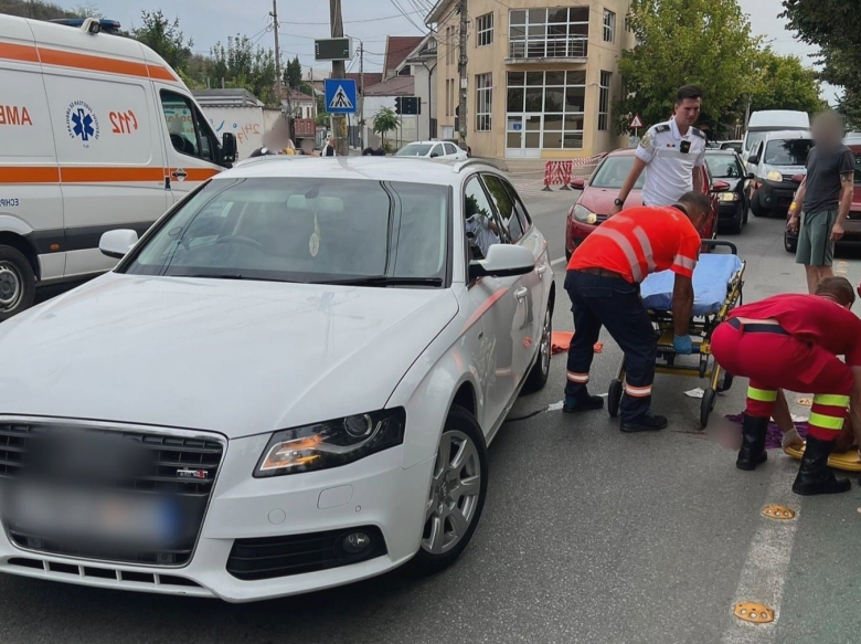 foto accident in slatina un autoturism care iesea dintr o spalatorie a lovit un pieton 68a84f8e40957