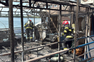 foto incendiu la un ponton dormitor amplasat pe faleza din tulcea flacarile s au extins la barcile din apropiere 688f7058c0647