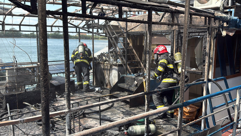 foto incendiu la un ponton dormitor amplasat pe faleza din tulcea flacarile s au extins la barcile din apropiere 688f7058c0647