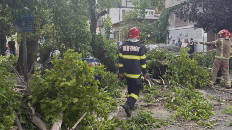 furtuna a provocat haos in capitala dar si in tara persoane ranite si copaci cazuti peste carosabil si masini video 68a8aff12a370