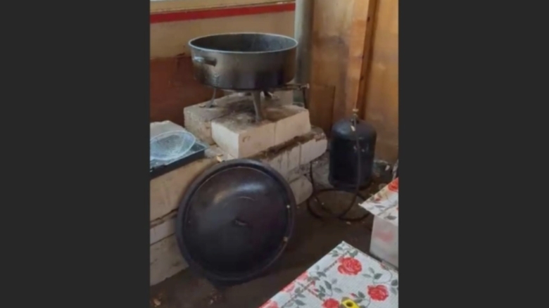 imagini revoltatoare cu gogosile vandute pe plajele de pe litoral clipul publicat in mediul online starneste indignare ati incurajat productia si comertul jegului cu glazura de zahar 68a3270816865