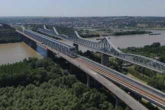 intarzieri de sute de minute pentru trenurile care merg spre litoral probleme la reteaua de contact intre fetesti si cernavoda 689fa66e8a255