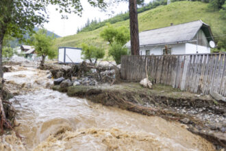 inundatiile din moldova sute de pompieri sunt in continuare la brosteni peste 1 000 de urgente doar in suceava de pe 27 iulie 6898e45961314