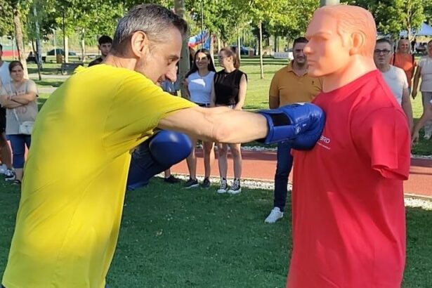 mario de mezzo a aratat semne obscene pe strada adversarilor politici din masina le a aratat un deget 68a455ef8edd2