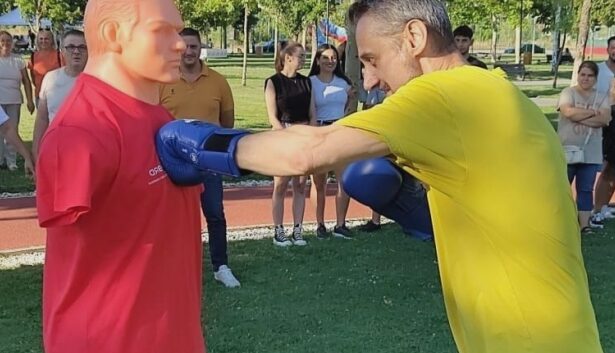 mario de mezzo a aratat semne obscene pe strada adversarilor politici din masina le a aratat un deget 68adc65de9ce0