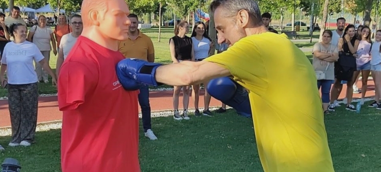 mario de mezzo a aratat semne obscene pe strada adversarilor politici din masina le a aratat un deget 68adc65de9ce0