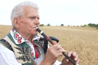 nea jane matei in varsta de aproape 90 de ani pastratorul traditiei fluierului in judetul olt 68ad75353aeb3