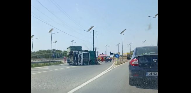 o masina incarcata cu gunoi s a rasturnat pe centura municipiului caracal 6899f57c99a72