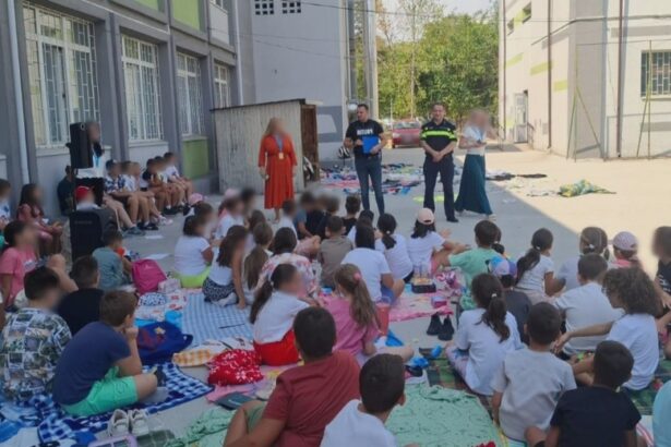 politistii olteni in mijlocul elevilor de la nicolae iorga 68a491bf0ef23