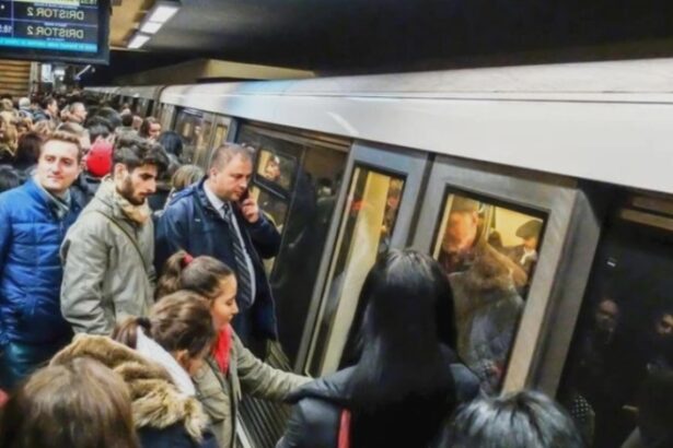 starea jalnica a metroului din bucuresti descoperita in urma unui control defectiuni pe banda rulanta in timp ce angajatii care lucreaza la etaj primesc spor de subteran 68af55eb70807
