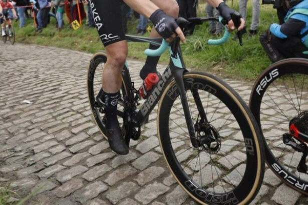 un ciclist in coma indusa dupa o cazatura in timpul turului poloniei am fost usurat sa vad ca respira 68975bfab86bf