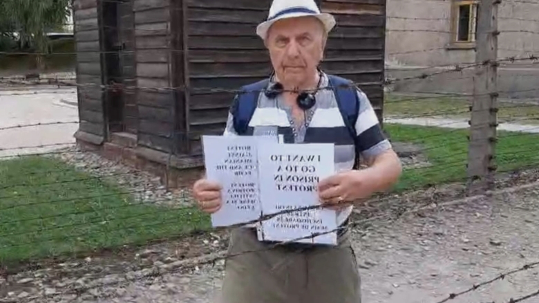 un roman persecutat de catre securitate isi cere dreptatea in fata memorialului auschwitz la 35 de ani de la caderea comunismului statul roman continua sa l batjocoreasca video 68a9ae5d5b2ee